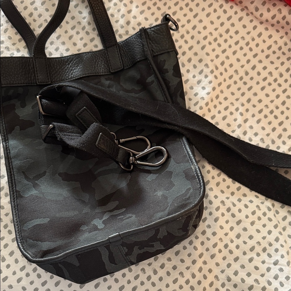 lululemon athletica Black & Charcoal Camo Messenger Bag - Picture 4 of 4